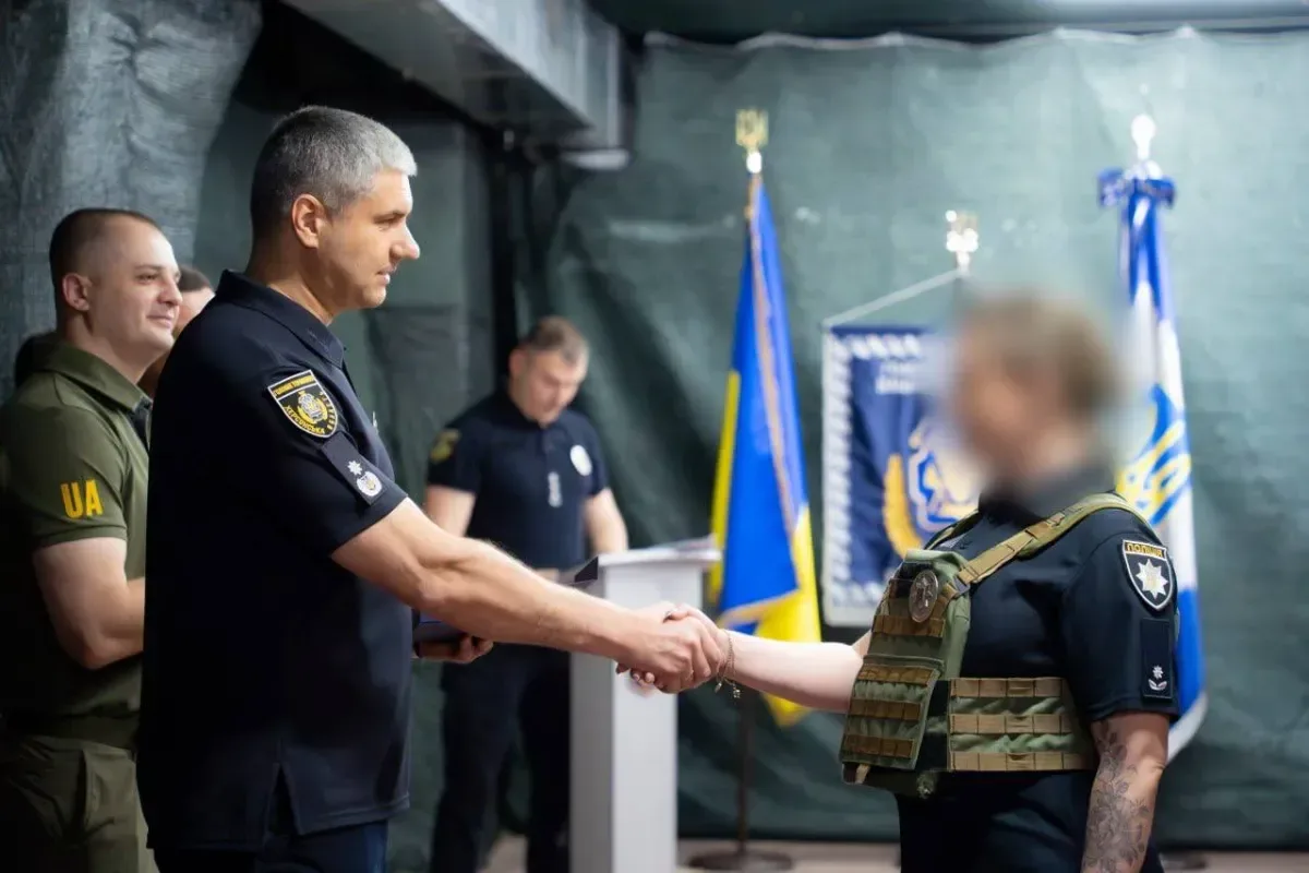 Ярослав Шанько та Олександр Прокудін нагороджують поліцейських Херсонщини з нагоди Дня Національної поліції України. 3