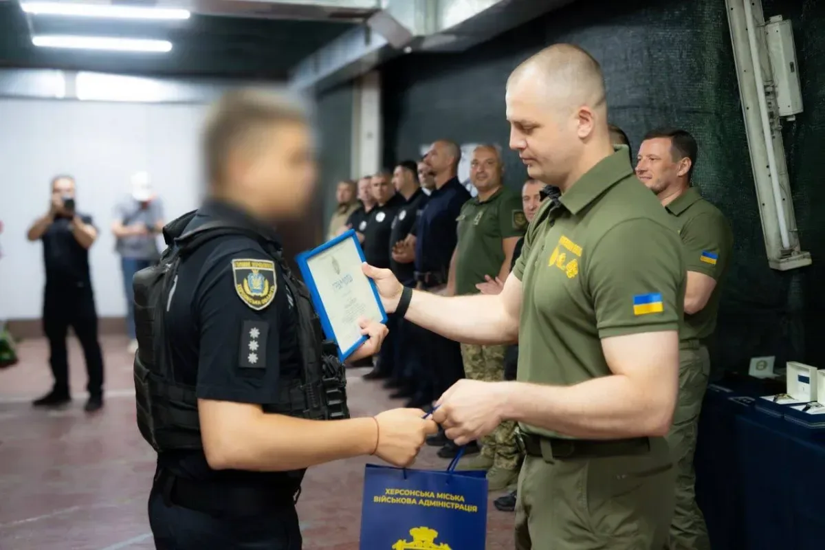Ярослав Шанько та Олександр Прокудін нагороджують поліцейських Херсонщини з нагоди Дня Національної поліції України. 5