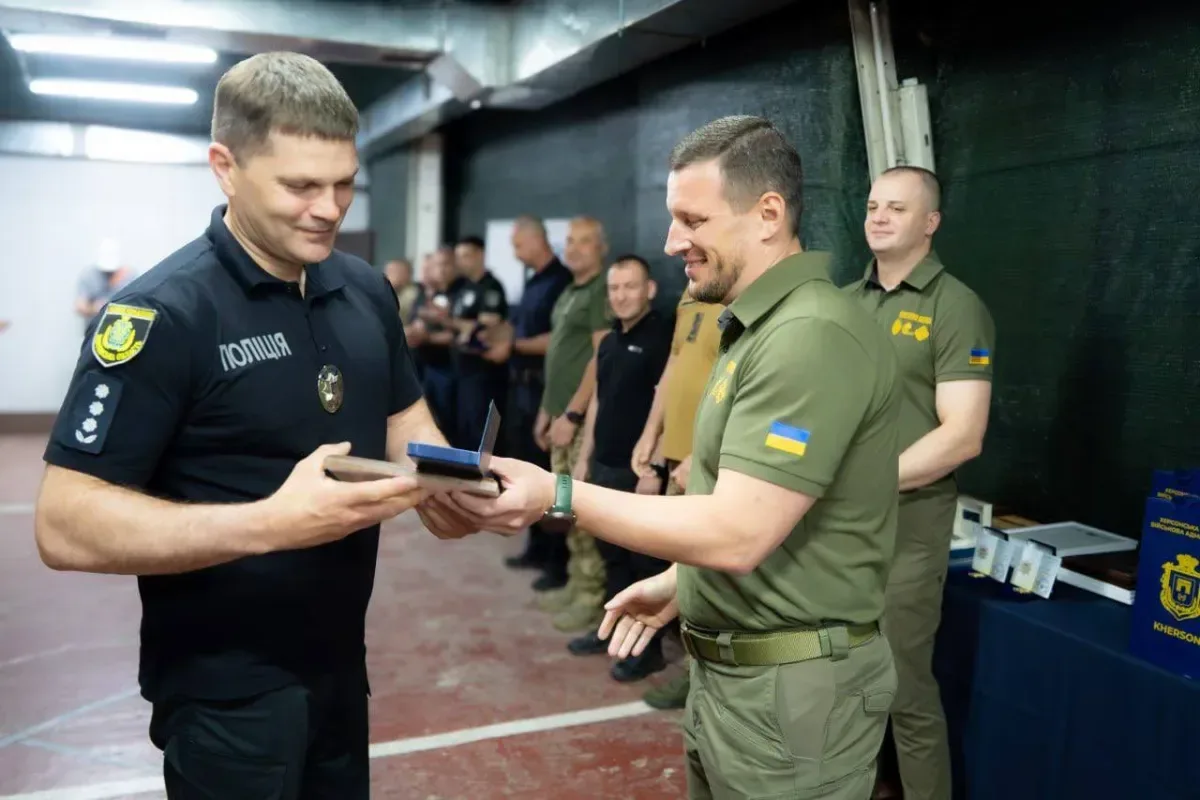 Ярослав Шанько та Олександр Прокудін нагороджують поліцейських Херсонщини з нагоди Дня Національної поліції України. 6