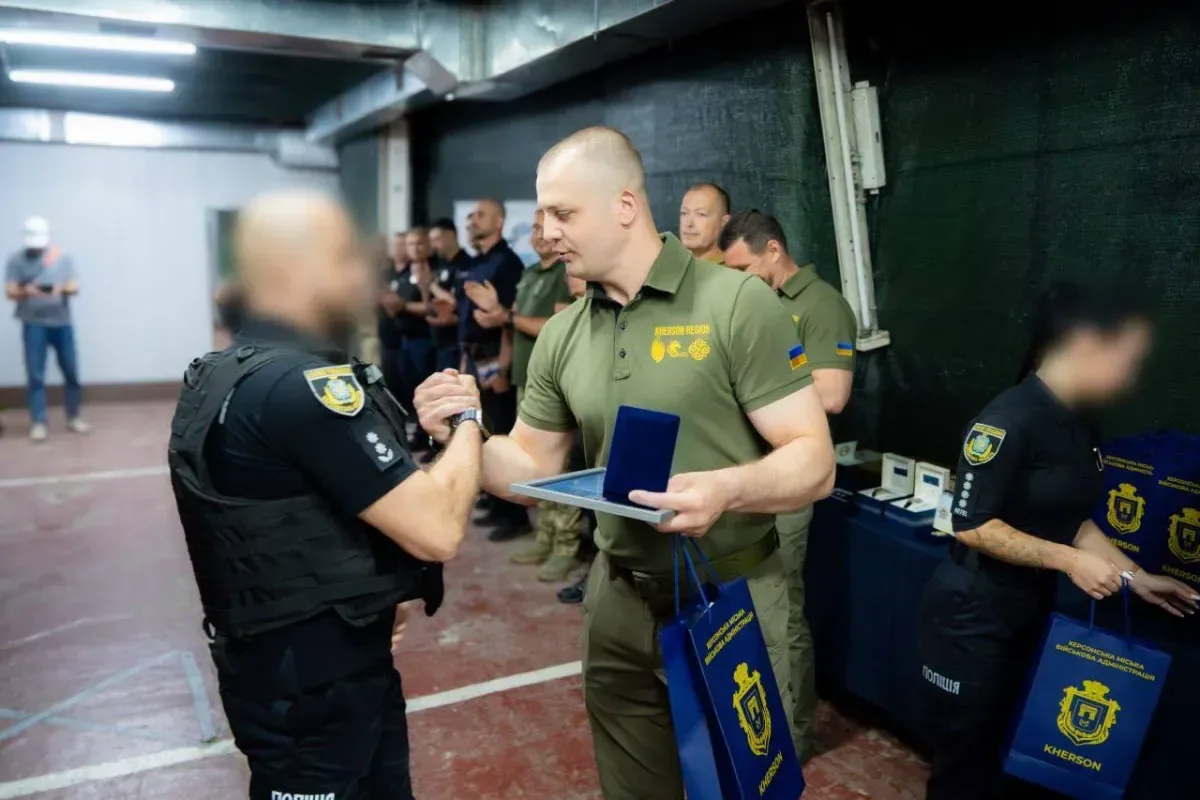 Ярослав Шанько та Олександр Прокудін нагороджують поліцейських Херсонщини з нагоди Дня Національної поліції України. 7