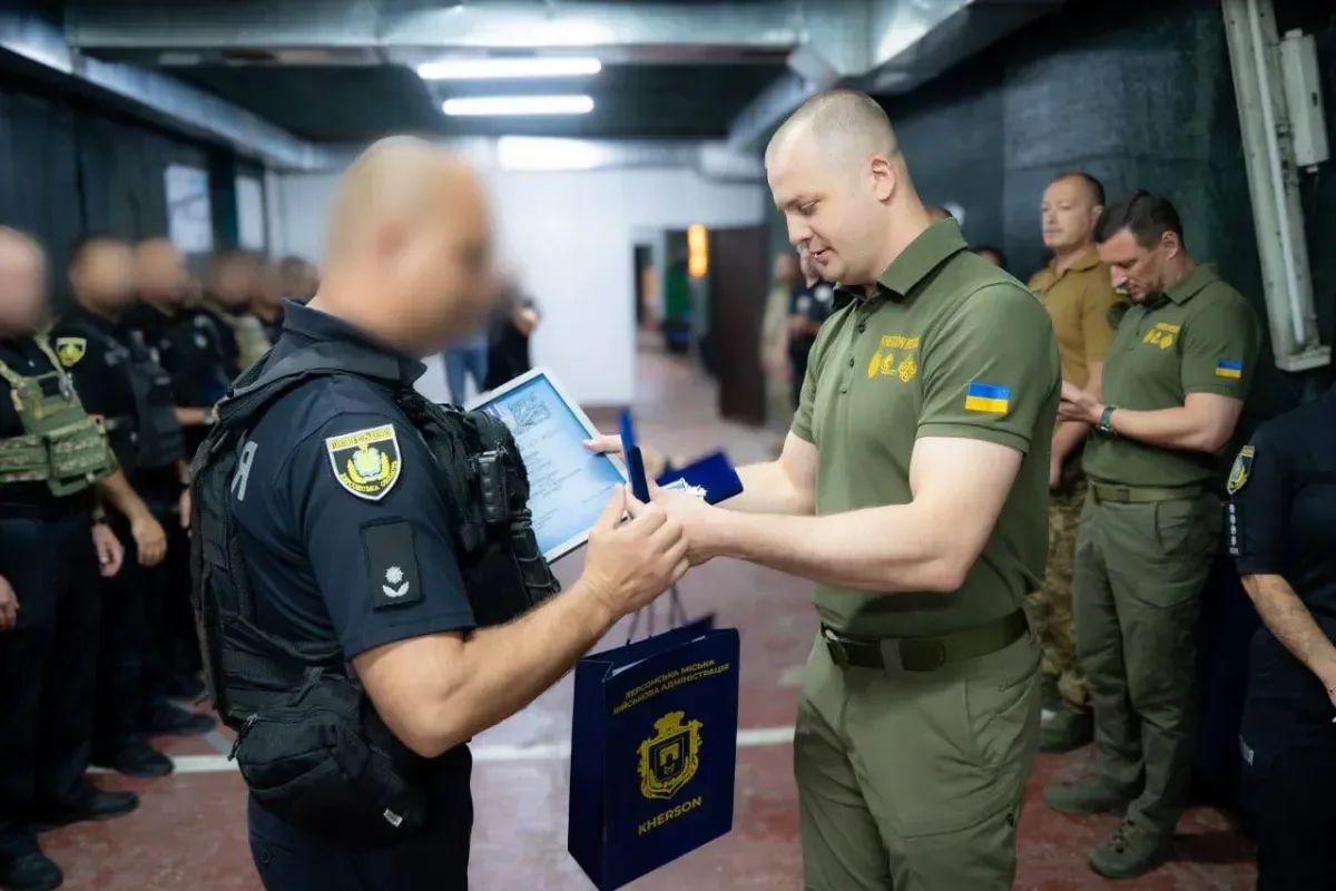 Ярослав Шанько та Олександр Прокудін нагороджують поліцейських Херсонщини з нагоди Дня Національної поліції України. 8
