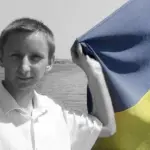 Ярослав Шанько та Ілля Заруба, на задньому плані будівля Херсонської міської ради, яка символізує звільнення після затримання за хабар.
