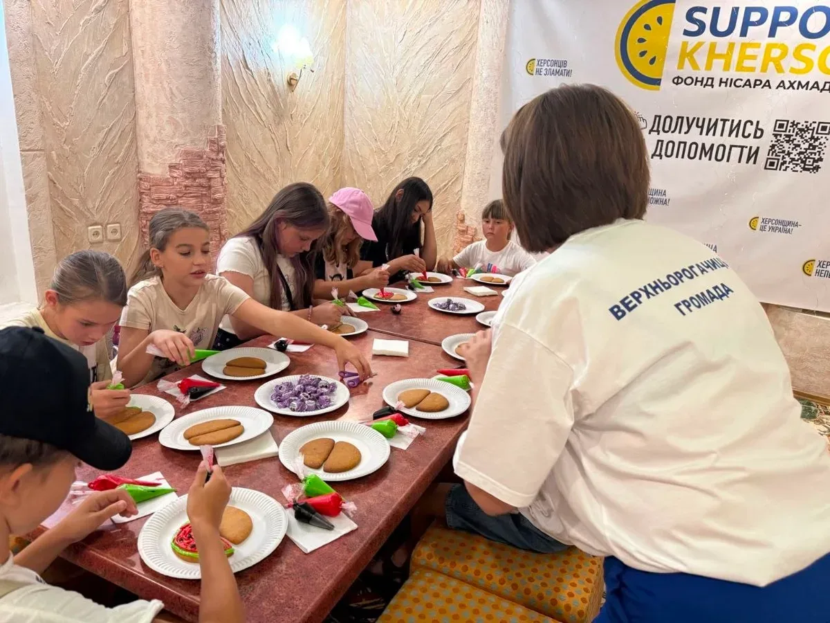 Діти-переселенці з Херсонщини розписують пряники у формі кавунів в Одесі на майстер-класі. 2