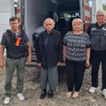 Літній чоловік Юрій, що сидить на стільці в тимчасовому житлі на Київщині, на його обличчі помітна втома