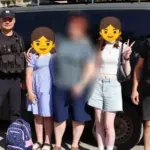Поліцейські та волонтери евакуюють матір з двома доньками з небезпечного району Херсона на броньованому автомобілі.