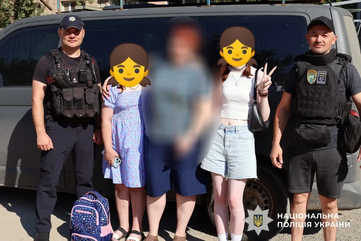 Поліцейські та волонтери евакуюють матір з двома доньками з небезпечного району Херсона на броньованому автомобілі. 1