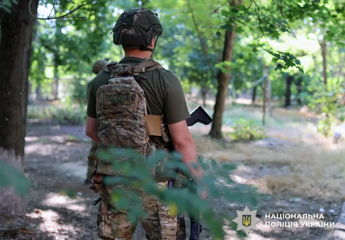 Поліцейські та волонтери евакуюють матір з двома доньками з небезпечного району Херсона на броньованому автомобілі. 3