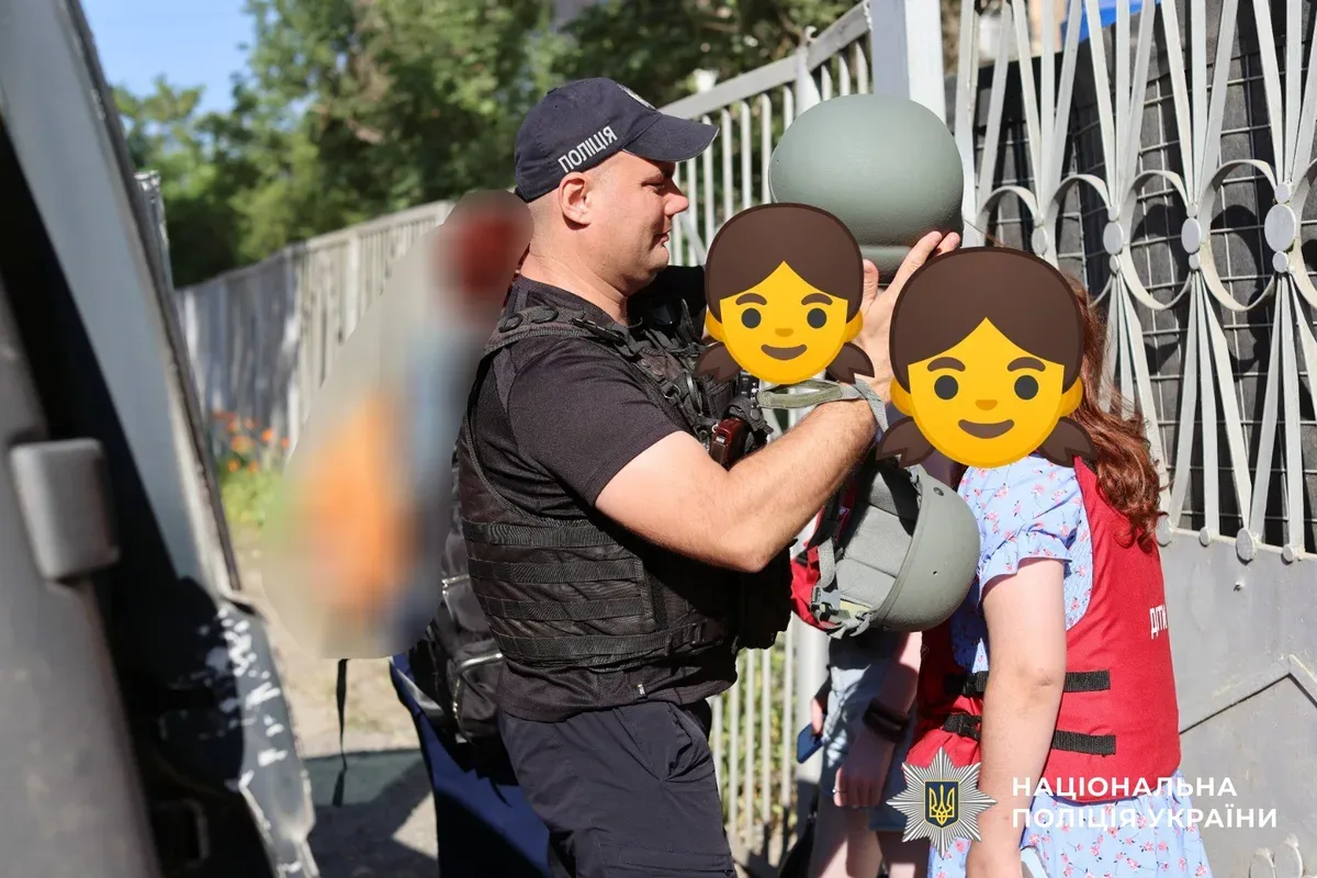 Поліцейські та волонтери евакуюють матір з двома доньками з небезпечного району Херсона на броньованому автомобілі. 5