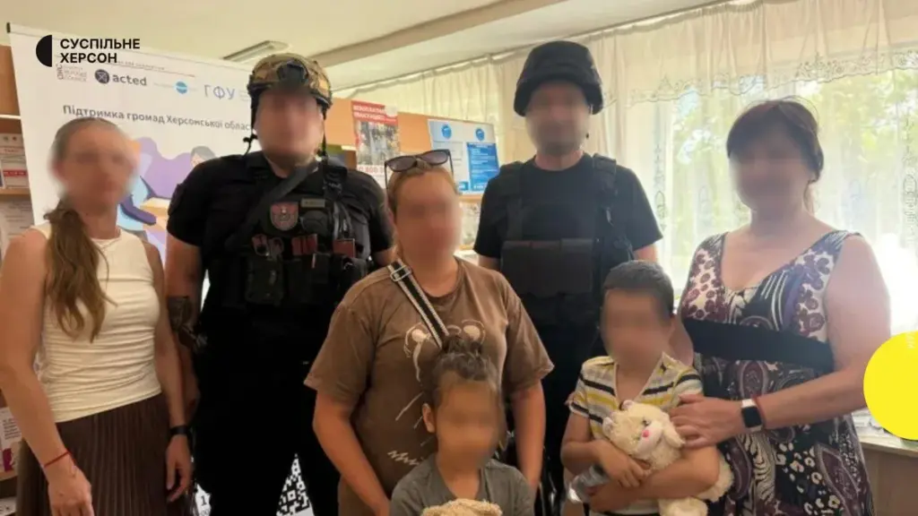 З передмістя Херсона вдруге евакуювали жінку з двома дітьми