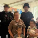 Поліцейські допомагають жінці з дітьми евакуюватися з передмістя Херсона після обстрілів