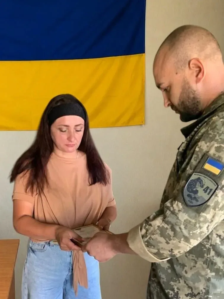 Нагрудний знак «Золотий хрест», вручений родині загиблого бійця Павла Кушнаренка 1