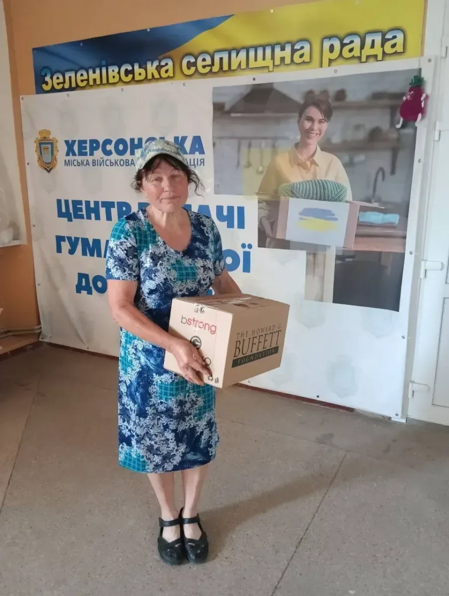 Пакунки з гуманітарною допомогою для мешканців Зеленівського та Степанівського округів Херсона 1
