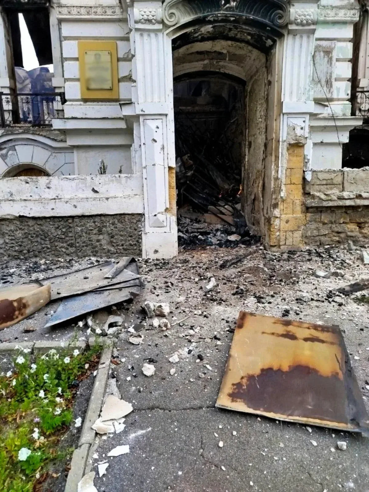 Зруйнована будівля Херсонської школи шахів та шашок після російського обстрілу 25 липня 1