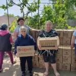 Волонтери роздають продуктові набори та хліб мешканцям Херсонщини, які постраждали від обстрілів