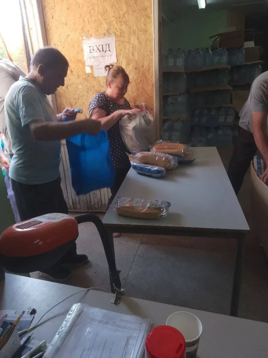 Волонтери роздають продуктові набори та хліб мешканцям Херсонщини, які постраждали від обстрілів 1