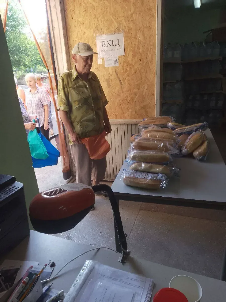 Волонтери роздають продуктові набори та хліб мешканцям Херсонщини, які постраждали від обстрілів 2