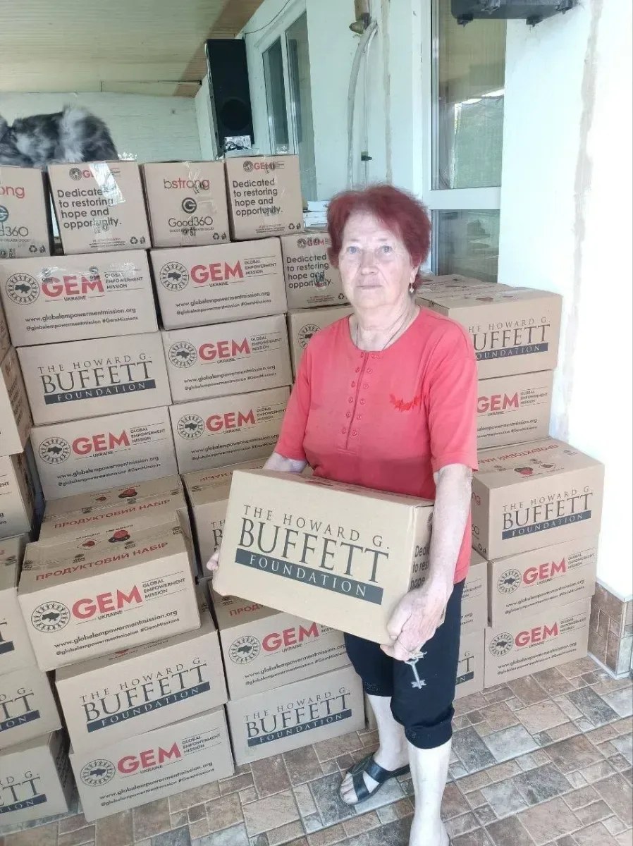 Волонтери роздають продуктові набори та хліб мешканцям Херсонщини, які постраждали від обстрілів 3