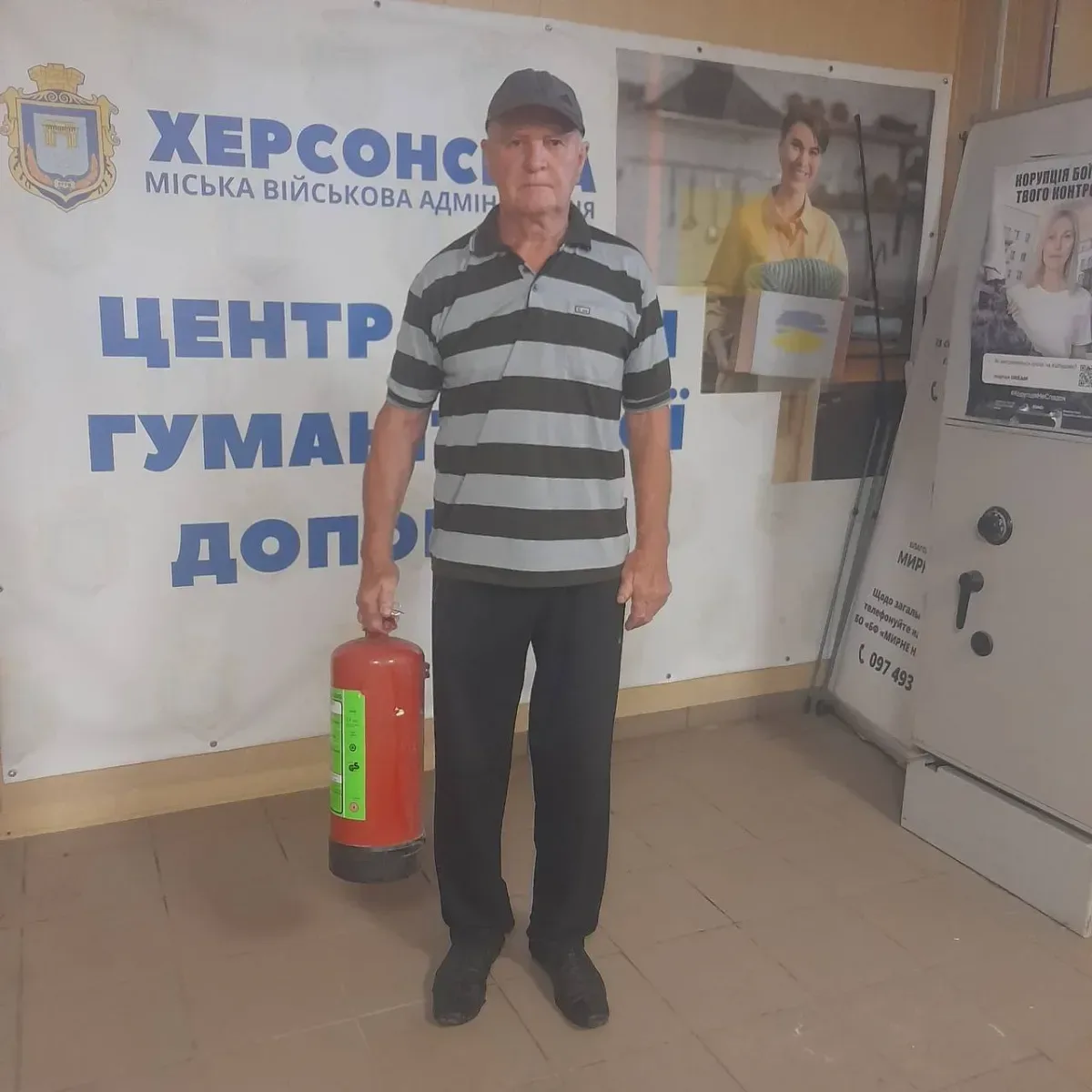 Волонтери роздають продуктові набори та хліб мешканцям Херсонщини, які постраждали від обстрілів 4
