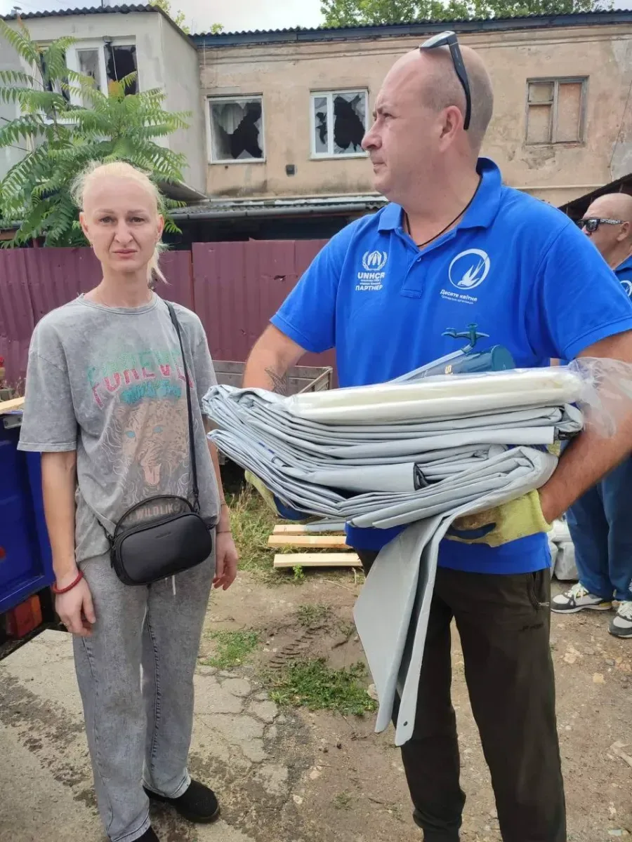 Волонтери роздають продуктові набори та хліб мешканцям Херсонщини, які постраждали від обстрілів 5