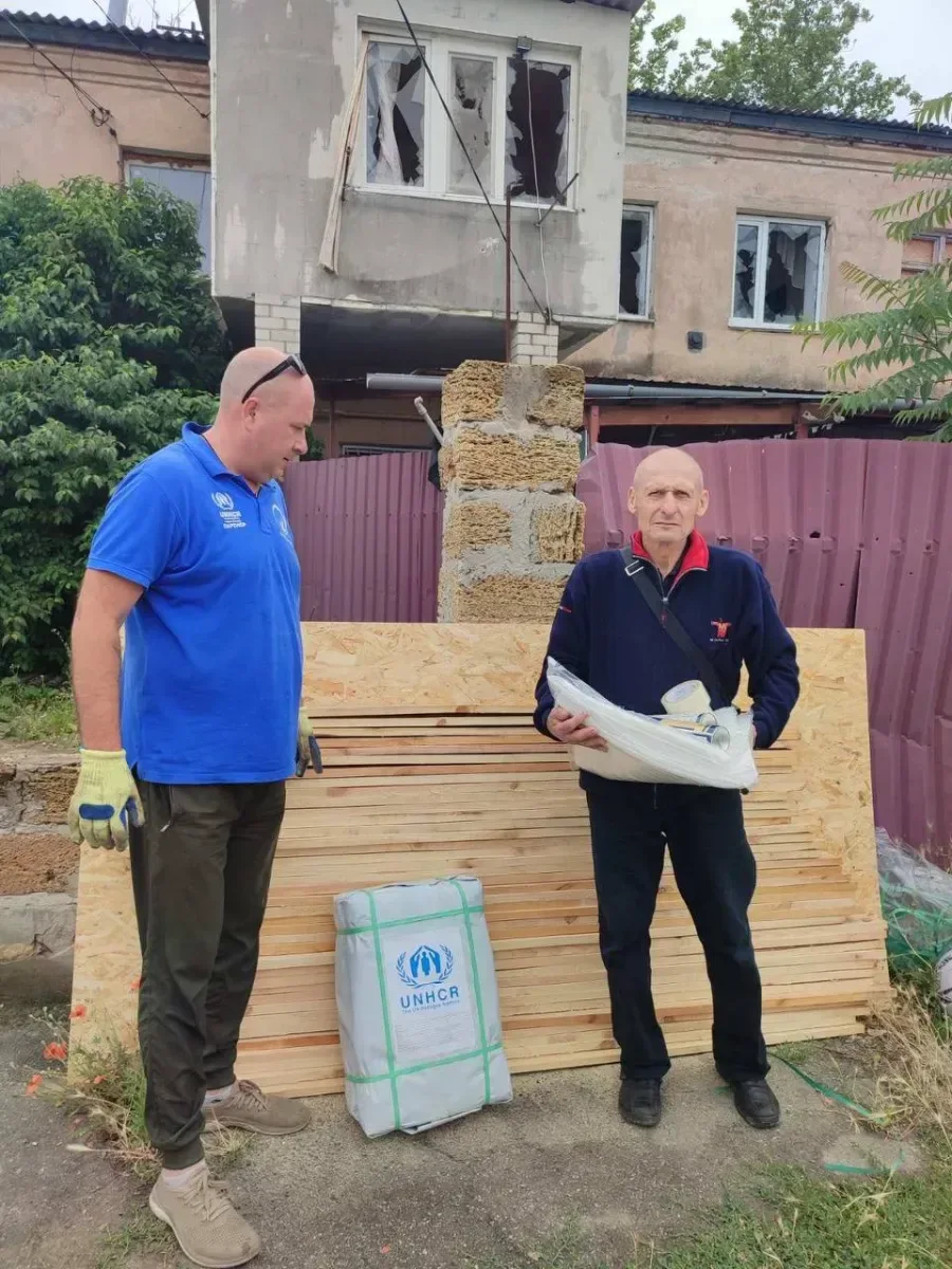 Волонтери роздають продуктові набори та хліб мешканцям Херсонщини, які постраждали від обстрілів 6