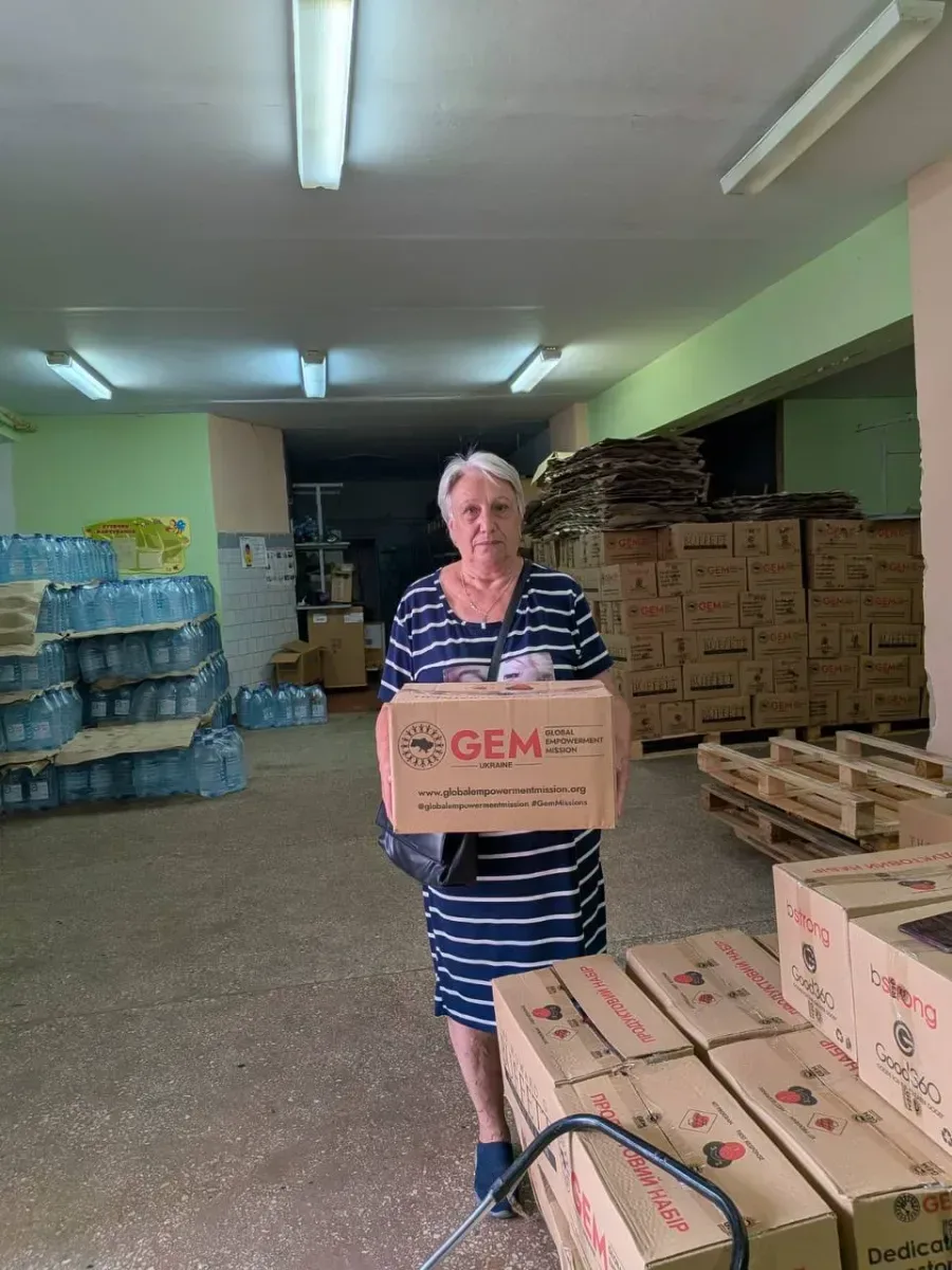 Волонтери роздають продуктові набори та хліб мешканцям Херсонщини, які постраждали від обстрілів 7
