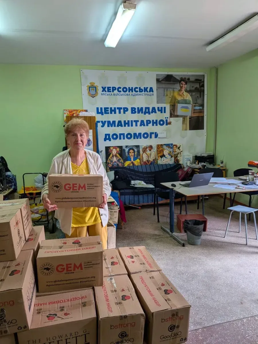 Волонтери роздають продуктові набори та хліб мешканцям Херсонщини, які постраждали від обстрілів 8