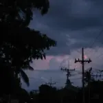 Сільська вулиця в окупованому Раденську без світла, люди збирають дрова для приготування їжі