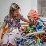 Мар'яна Макарова відзначає 101-й день народження в Херсоні, приймаючи привітання від представниці міської ради