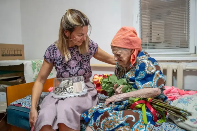 Мар'яна Макарова відзначає 101-й день народження в Херсоні, приймаючи привітання від представниці міської ради