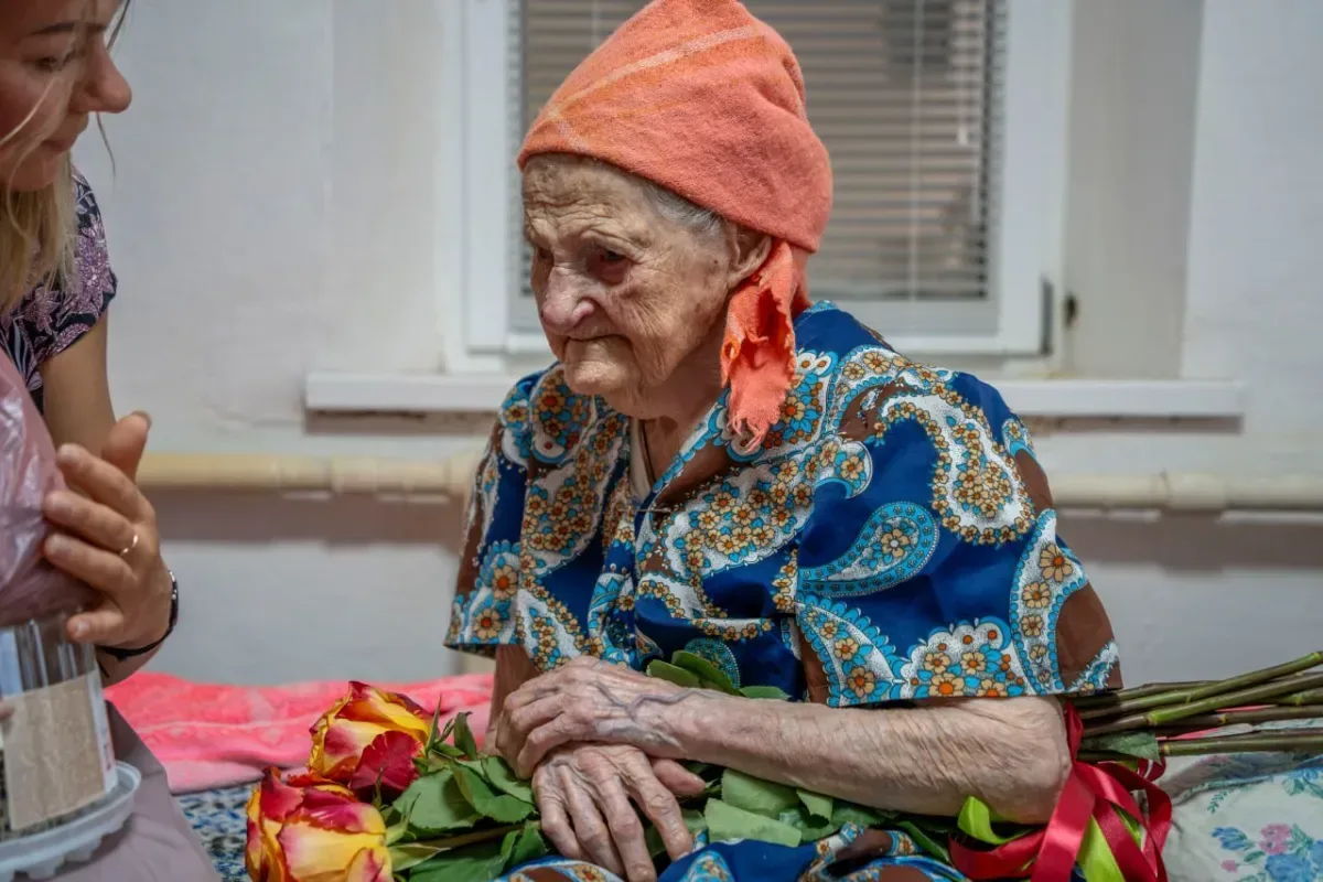 Мар'яна Макарова відзначає 101-й день народження в Херсоні, приймаючи привітання від представниці міської ради 1