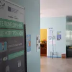 Жінка спілкується з лікарем по відеозв'язку у телемедичному кабінеті, Херсонщина