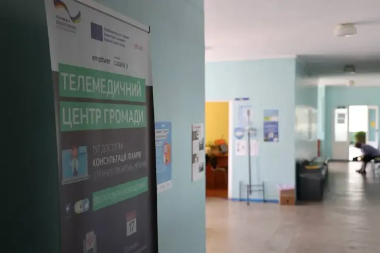 Жінка спілкується з лікарем по відеозв'язку у телемедичному кабінеті, Херсонщина