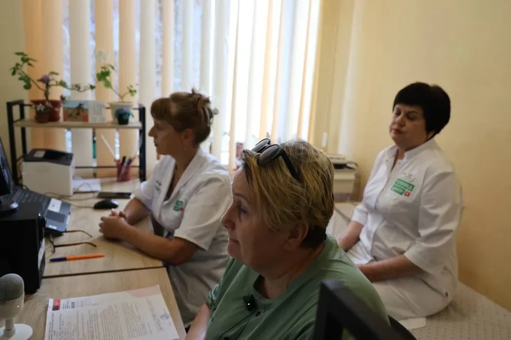 Жінка спілкується з лікарем по відеозв'язку у телемедичному кабінеті, Херсонщина 1