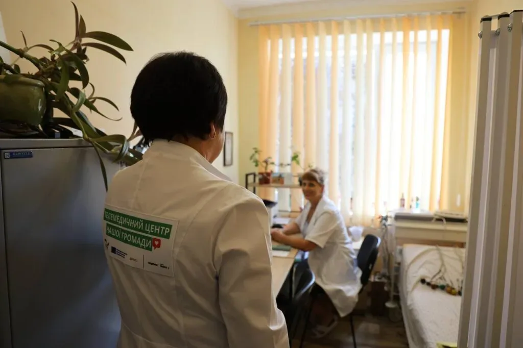 Жінка спілкується з лікарем по відеозв'язку у телемедичному кабінеті, Херсонщина 4