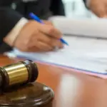 Символічне зображення суду або поліцейського відділку на фоні Херсона, що ілюструє покарання за колаборацію