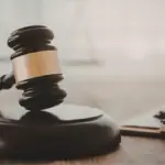 Символічне зображення судового процесу або правосуддя над колаборантом