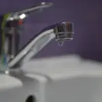 Мешканці Каховки купують насоси для води через проблеми з водопостачанням, спричинені окупацією та відключеннями світла