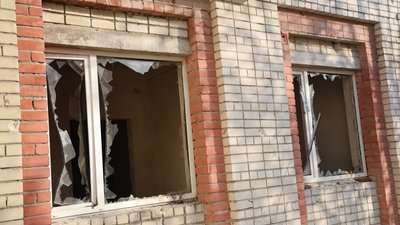 Російські окупанти вдарили дроном по лікарні у Херсоні: поранені медики