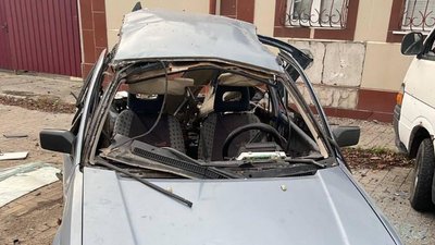 Російський дрон вдарив по цивільній автівці у Херсоні: поранений 62‑річний чоловік