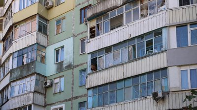 Військові РФ безпілотником атакували мікрорайон “Корабел” у Херсоні. Поранений чоловік
