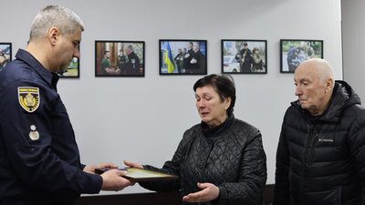 Батькам загиблого поліцейського з Херсона Валерія Тогаренка передали його державну нагороду