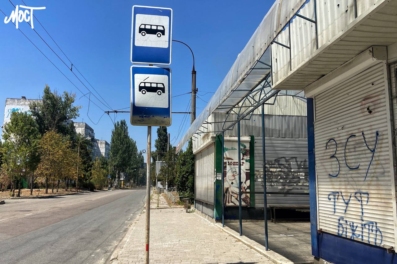 Окупанти атакували дроном зупинку в Херсоні