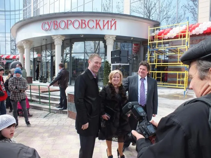 Как открывали ТРЦ “Суворовский”. Или полный “ИЙ”…