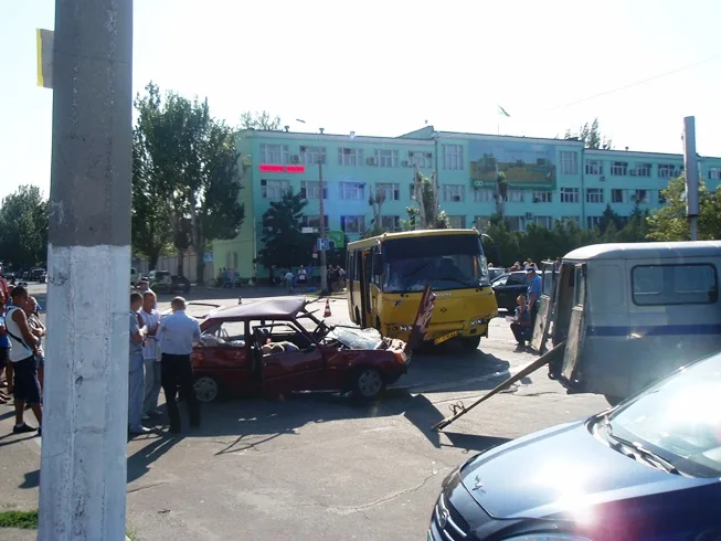 В Херсоне в ДТП с участием маршрутки погибли 3 человека (уточнено)
