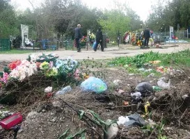 В Каховке местное кладбище превратили в стихийную свалку