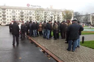 Работники “Электромаша” пикетировали здание Херсонской ОГА