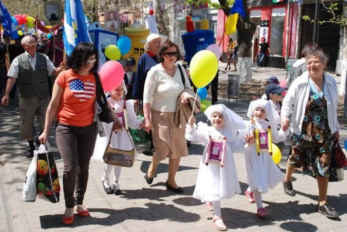 Еврейская община Херсона отметила Лаг-Баомер шествием по центру города