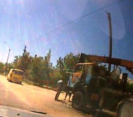 На Арабатской Стрелке сожгли автокран, убиравший ларьки из прибрежной зоны