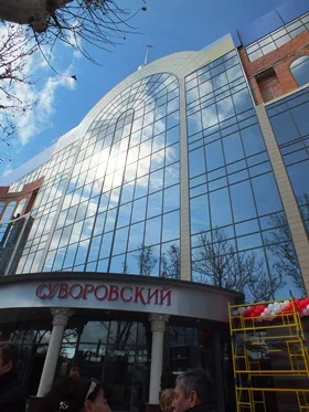 В недостроенном здании ТРЦ “Суворовский” уже учат детей плавать