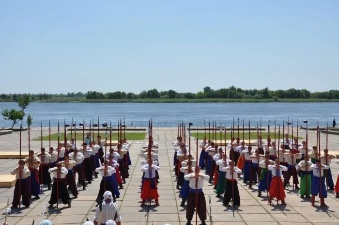 Американскому послу в Херсоне вручили казацкую саблю